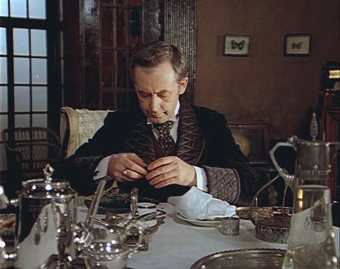 Шерлок Холмс набивает трубку табаком из персидской туфли